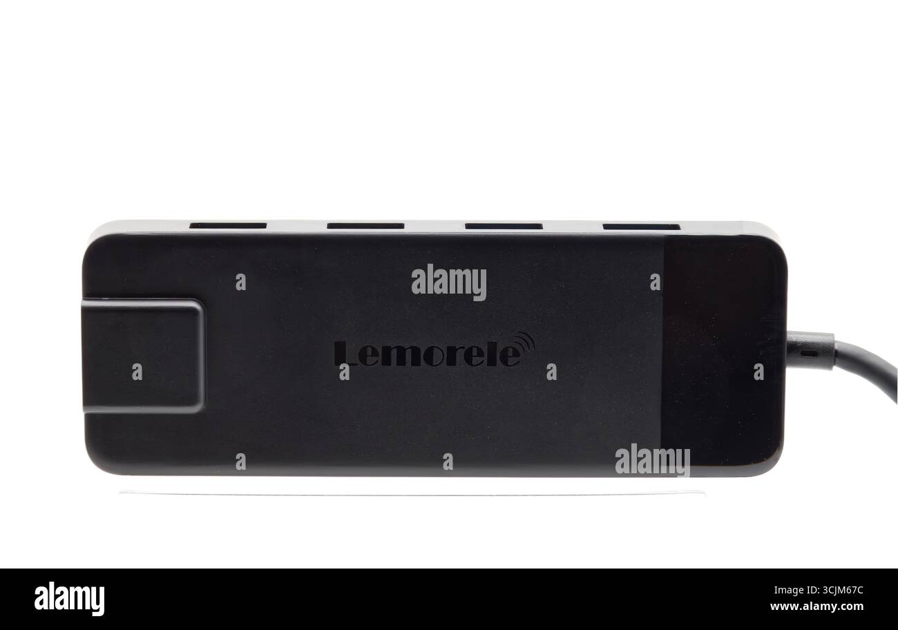 Ein eleganter schwarzer Lemorele USB-Hub mit mehreren Erweiterungsanschlüssen auf weißem Hintergrund, bereit für digitale Konnektivität. Stockfoto