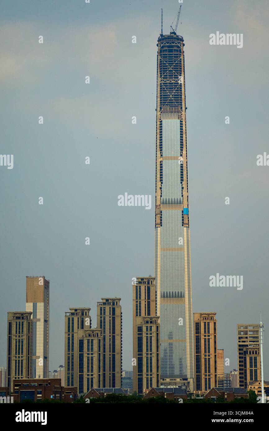 Der Goldin Finance 117 Tower, ein unvollendeter, superhoher Wolkenkratzer in Tianjin, auch „der Wanderstock“ genannt Stockfoto