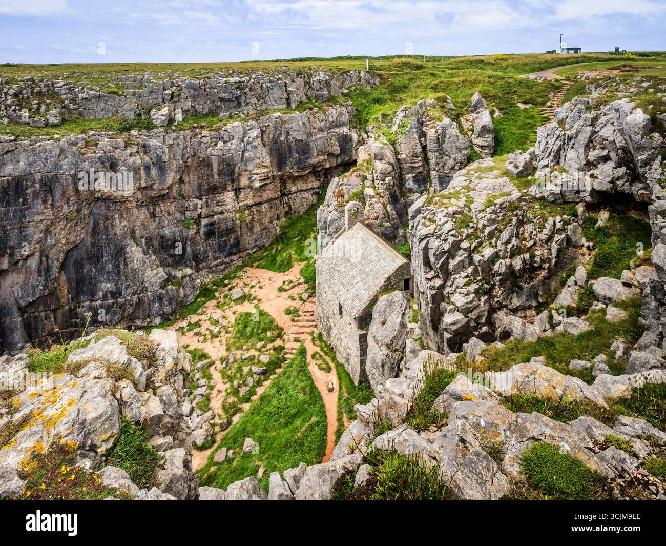 St Govan's Chapel, Pembrokeshire, Wales, UK, eine Kapelle aus dem 13. Jahrhundert im Pembrokeshire Coast National Park, erbaut in einer kleinen felsigen Bucht. Stockfoto