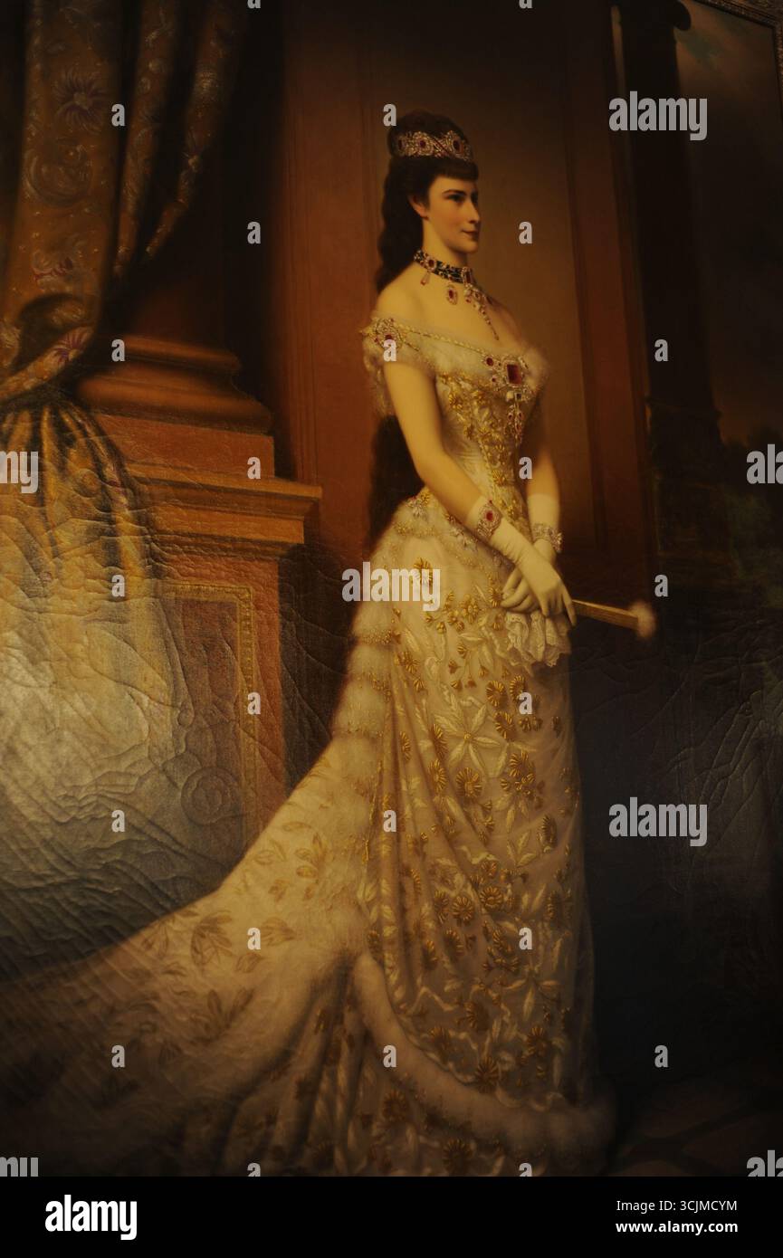 Prunkzimmer im Schloss Schönbrunn, Wien, mit barockem Dekor: Vergoldeter Stuck, verzierte Decken, Stilmöbel und königliche Porträts. Stockfoto