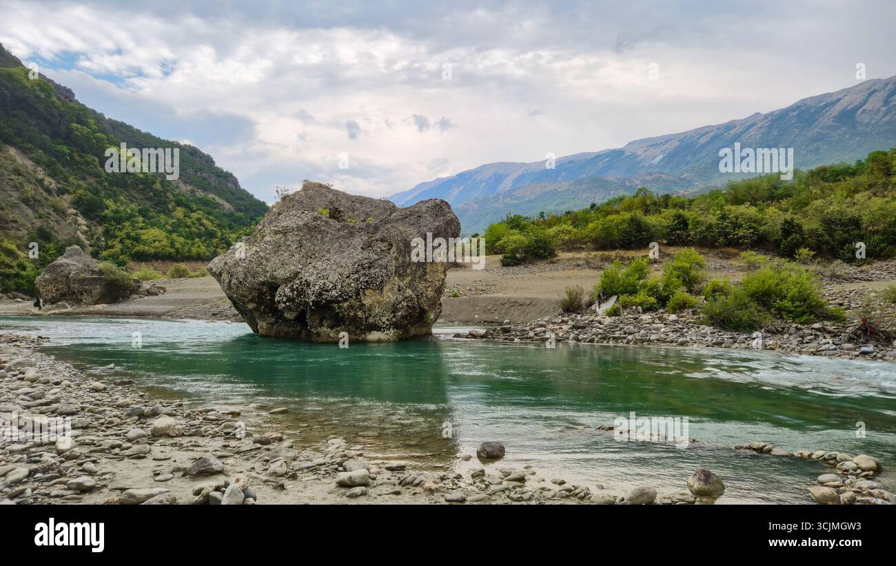 Vjosa Flusstal, bekannt als der letzte wilde Fluss Albaniens und ein Abenteuerort für Rafting-Touren, Përmet, Südalbanien, Balkanhalbinsel Stockfoto