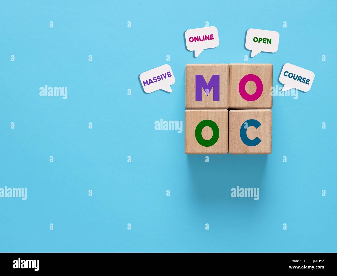 Vier hölzerne Würfel mit Buchstaben, die das Akronym MOOC massive Open Online Course bilden. Online-Bildungskonzept. Stockfoto