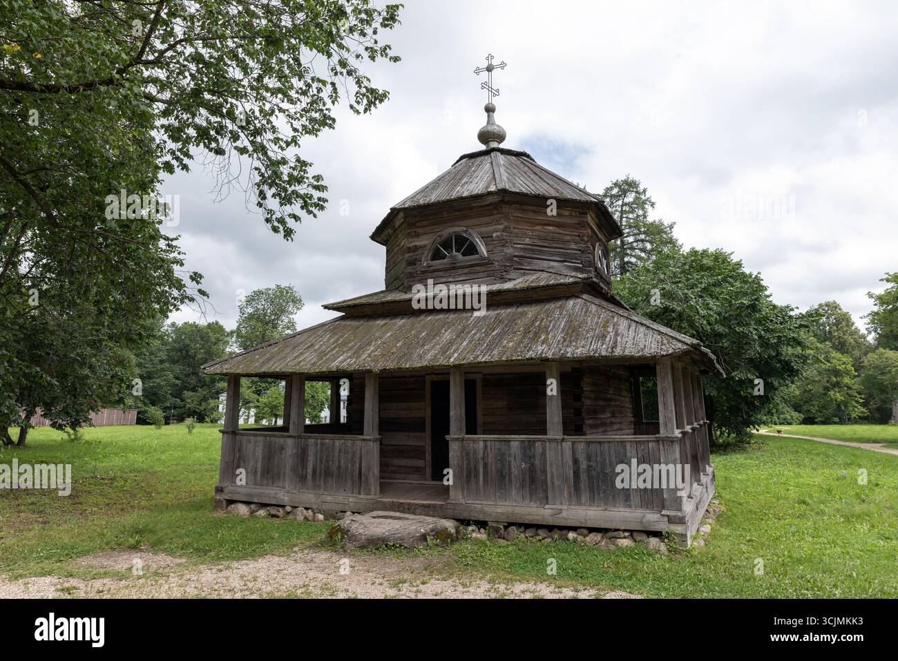 Kapelle der Himmelfahrt der Heiligen Jungfrau Maria in Wasilevo, Russland. Eine alte Holzkirche mit einzigartigen architektonischen Merkmalen Stockfoto