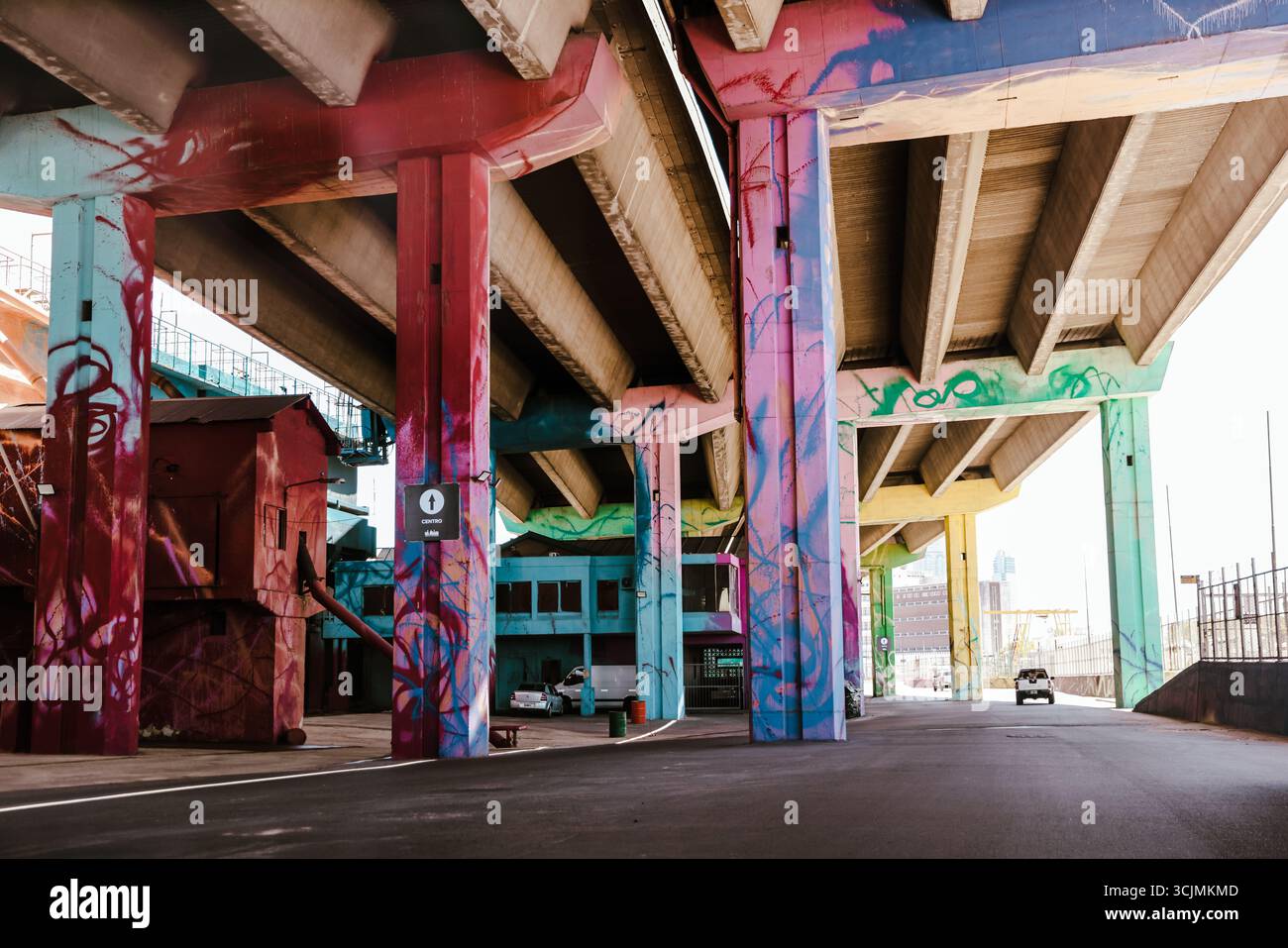 Buenos Aires, Argentinien – 21. Dezember 2022: Mit Graffiti bedeckte Industriebauten und Betonsäulen dominieren die städtische Landschaft. Stockfoto