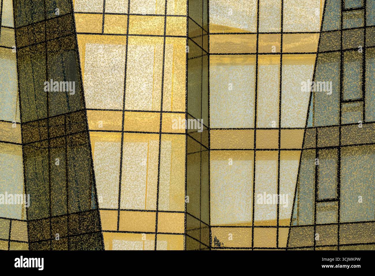 Abstrakte architektonische Fassadenillustration mit Goldtönen, Rasterlinien und geometrischen Glasreflektionen in modernem Stil. Stockfoto