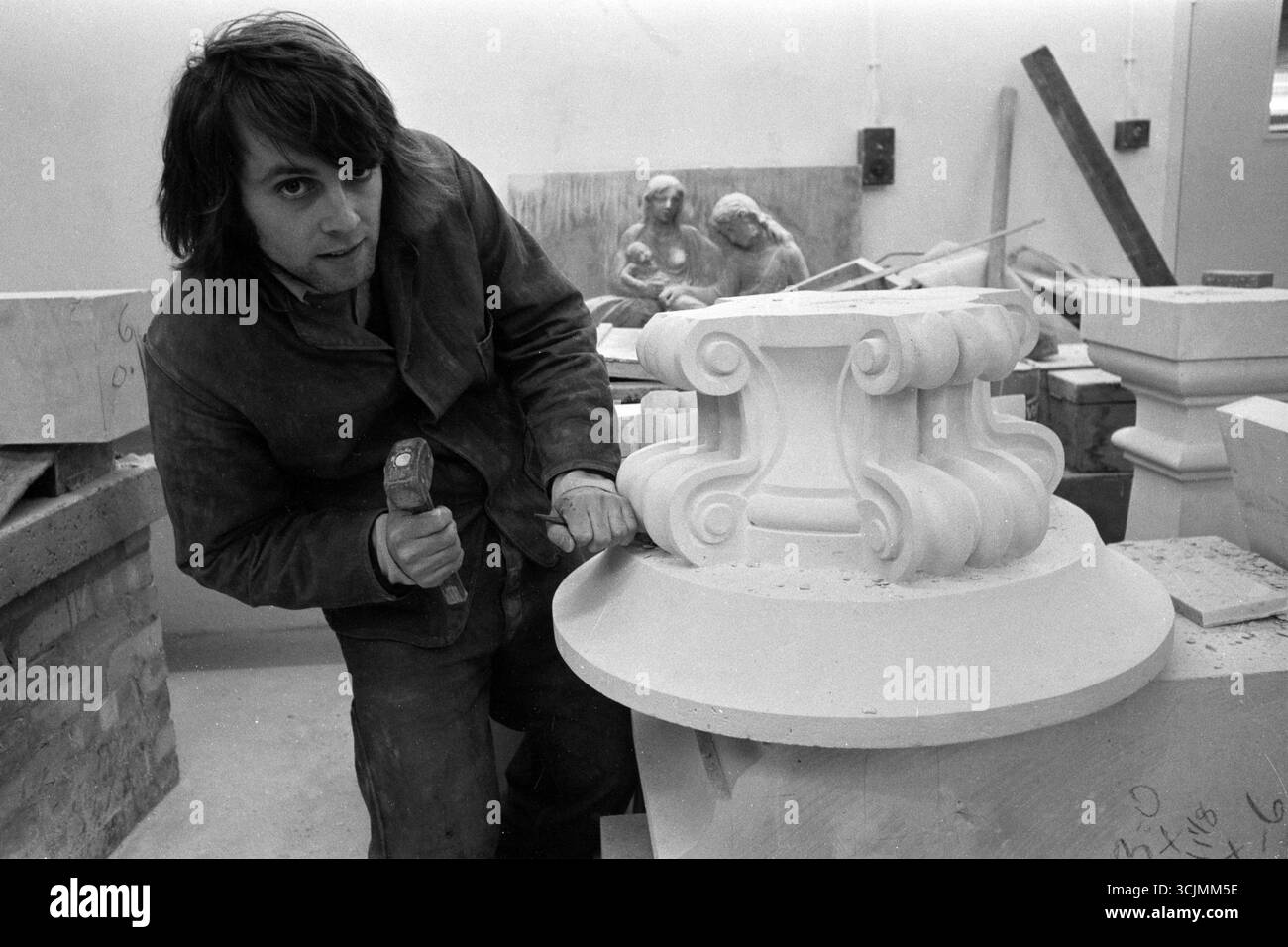 Steinmetze (unbekannter Name) bei der Arbeit in Werkstätten unterhalb der St. Paul's Cathedral. Stockfoto