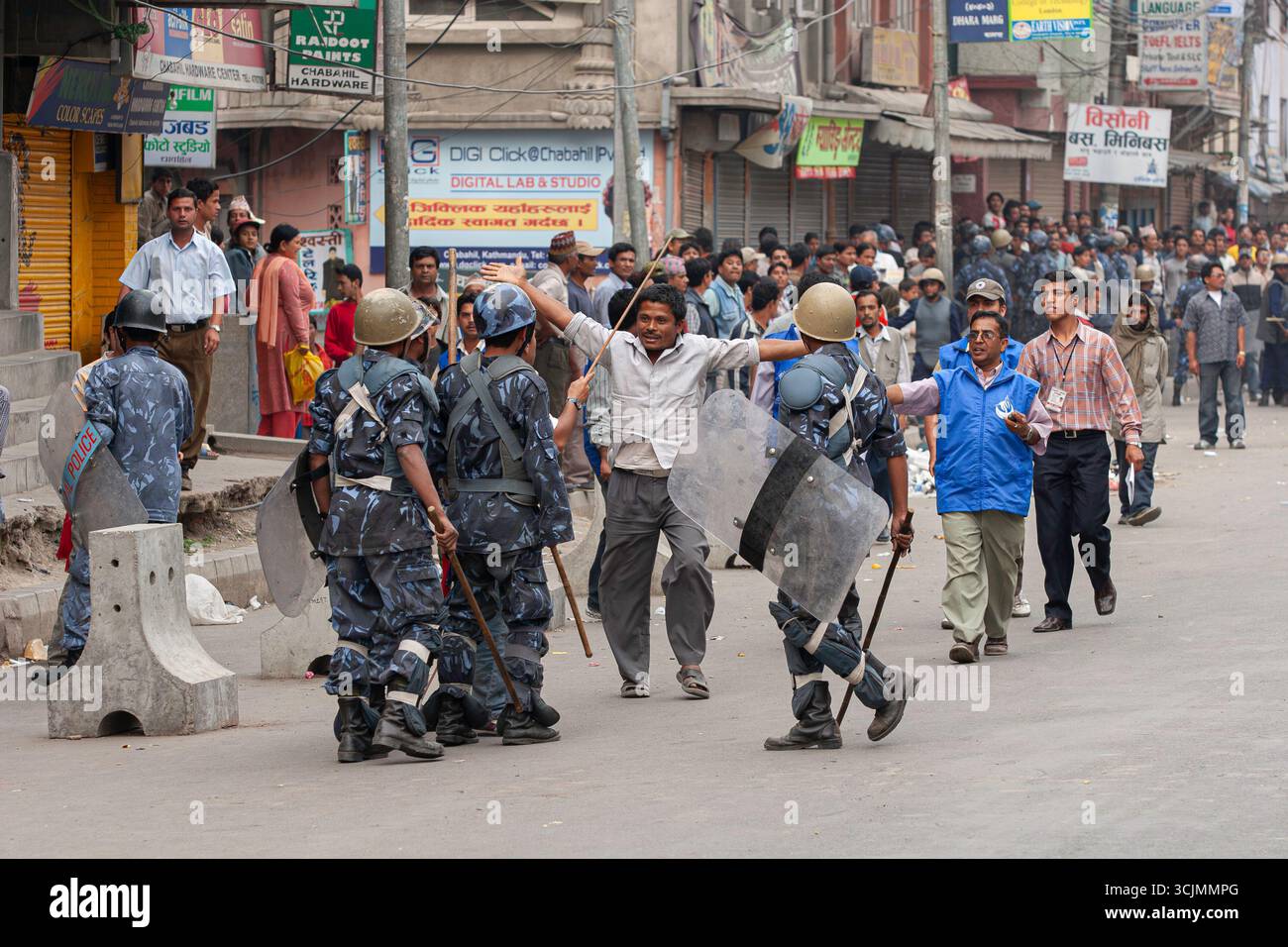 Ein Demonstrant durchbricht die Polizeilinien, um eine weitere Gruppe von Polizisten zu finden, die darauf warten, ihn zu verhaften. Menschenrechtsgruppen sind nicht weit entfernt. Stockfoto