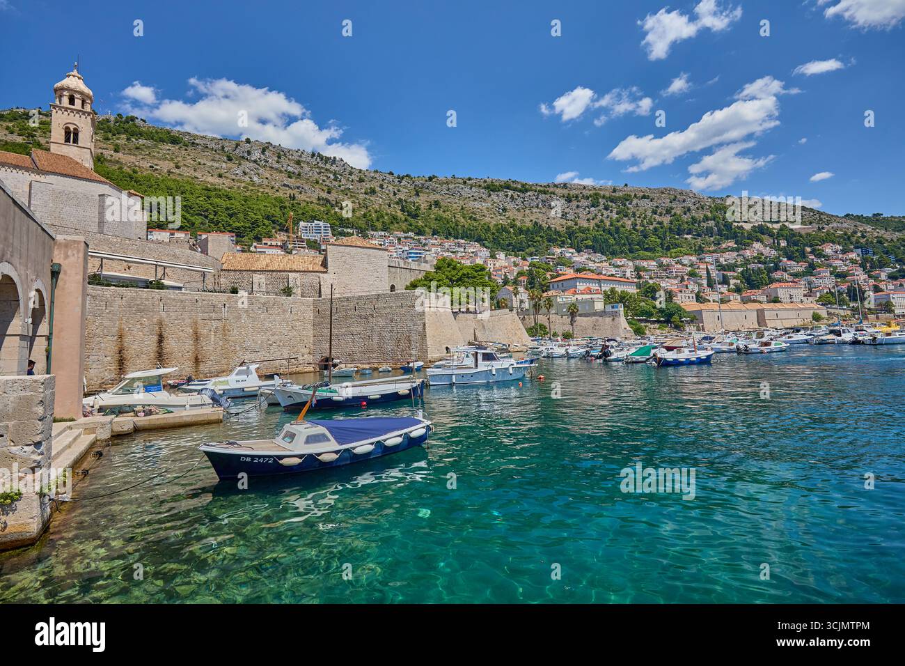 Blick auf den alten Hafen mit verankerten Booten und Yachten in der Altstadt von Dubrovnik, Kroatien, Europa Stockfoto