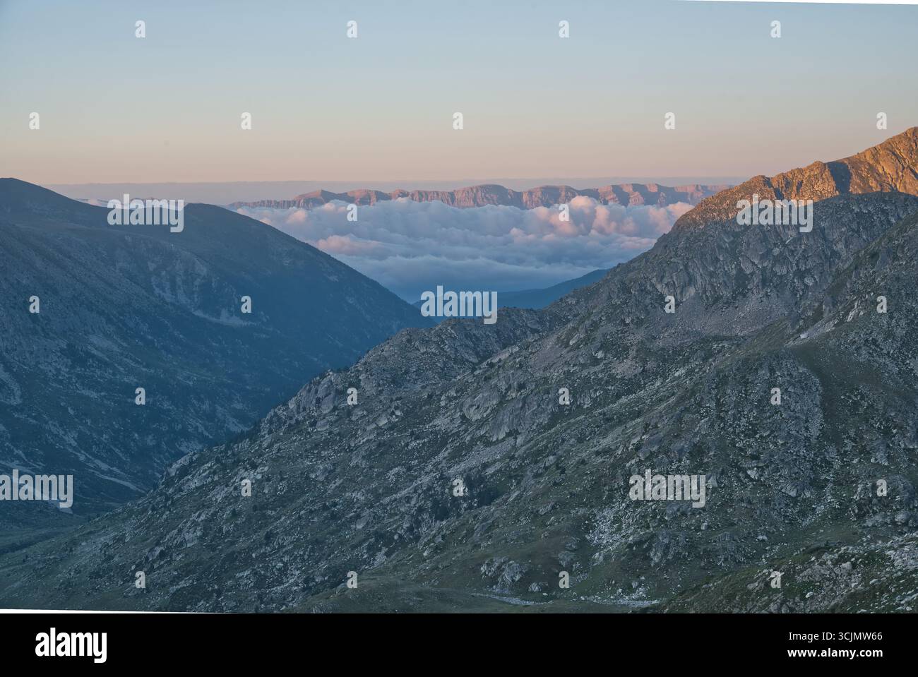 Serra del Cadi Gebirgskamm in Spanien vom Portella d'Envalira Gebirgspass in den Pyrenäen in Andorra während des Sommervormittags Stockfoto