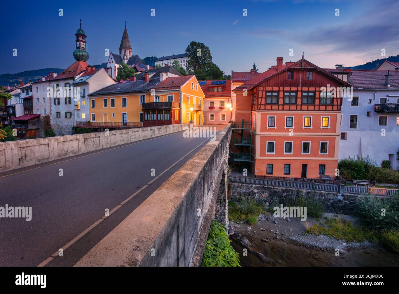 Murau, Österreich. Stadtbild von Murau, Österreich bei schönem Sommeruntergang. Stockfoto