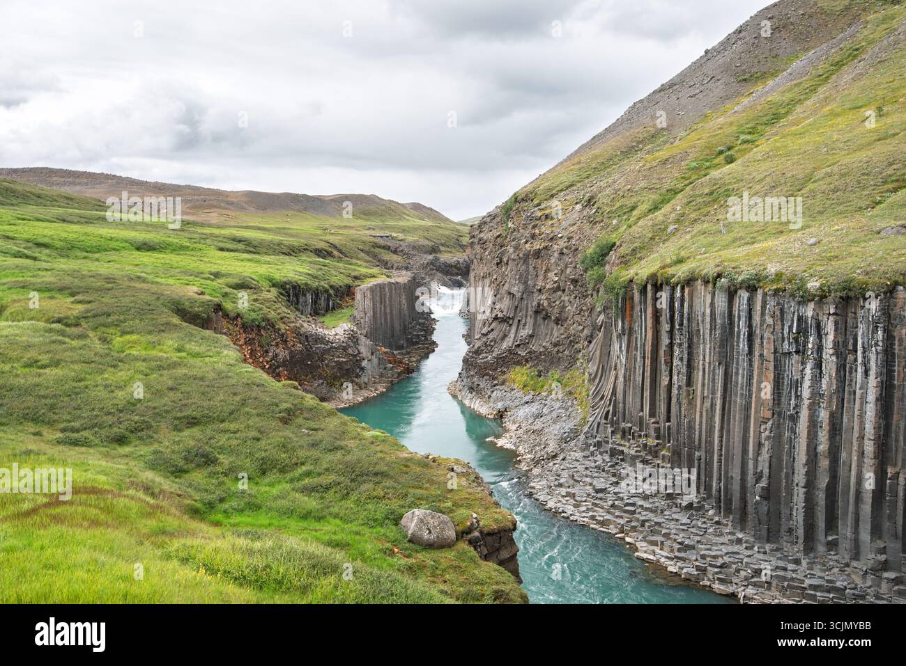 Stuðlagil Canyon im Jökuldalur Tal, bevor er zu einer berühmten Touristenattraktion in Island wurde. Fotos vom unberührten Naturwunder aus dem Jahr 2016. Stockfoto