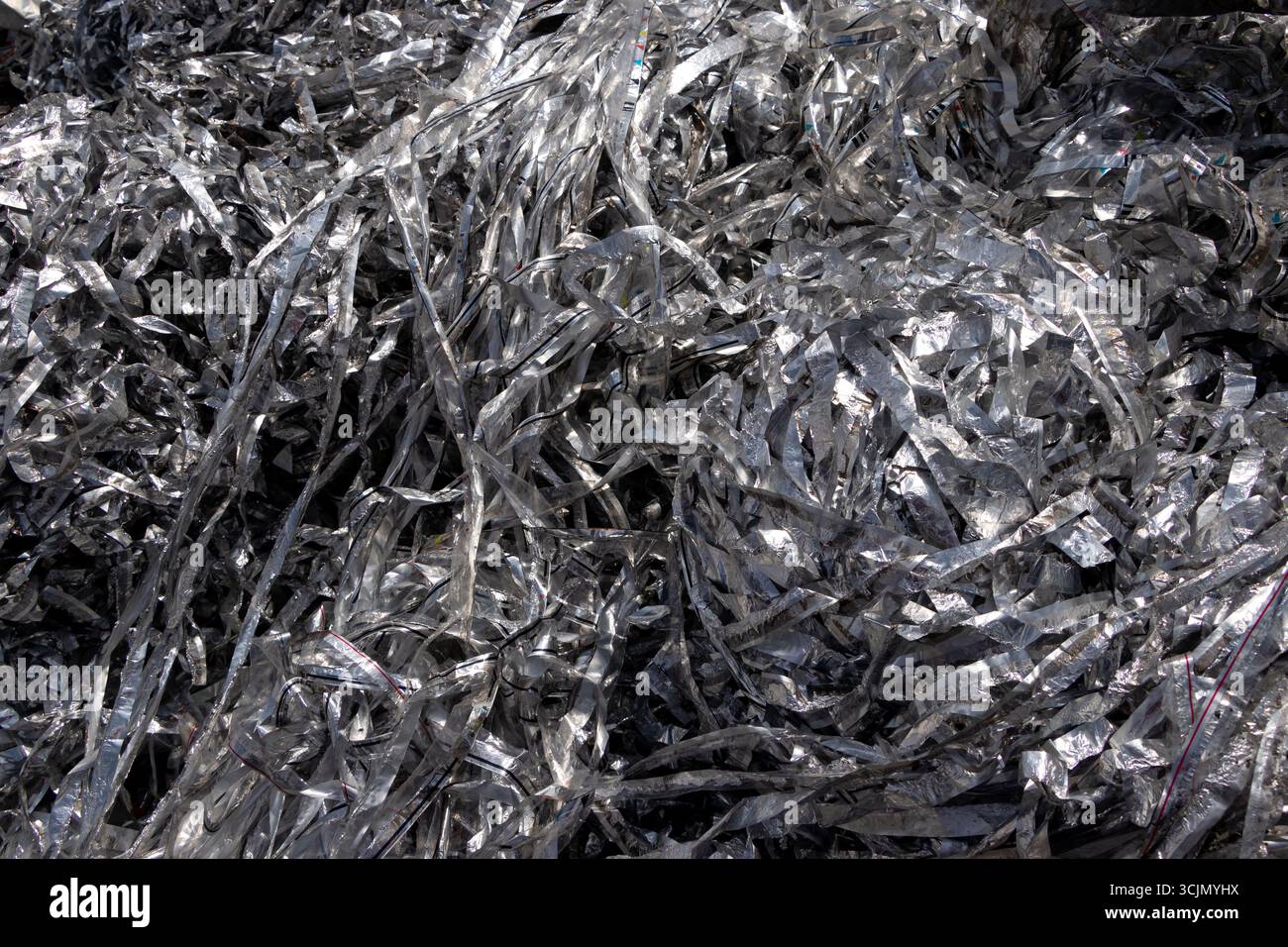 Dhaka, Dhaka, Bangladesch. September 2025. Am Stadtrand von Dhaka, Bangladesch, leiden informelle Recyclingarbeiter unter gefährlichen Bedingungen, um wiederverwendbare Materialien aus Aluminiumfolie zu extrahieren. Bei diesem Prozess werden Folien aus Industrie- und Hausmüllströmen in provisorischen Schornsteinen verbrannt. Diese Praxis bietet den Arbeitnehmern zwar einen Lebensunterhalt, stellt aber aufgrund giftiger Emissionen und fehlender Sicherheitsmaßnahmen erhebliche Risiken für die menschliche Gesundheit und die Umwelt dar. Die Arbeiter, oft ungeschützt, arbeiten in einer Umgebung, die mit giftigem Rauch beladen ist, eine deutliche Erinnerung an den bezahlten Preis b Stockfoto