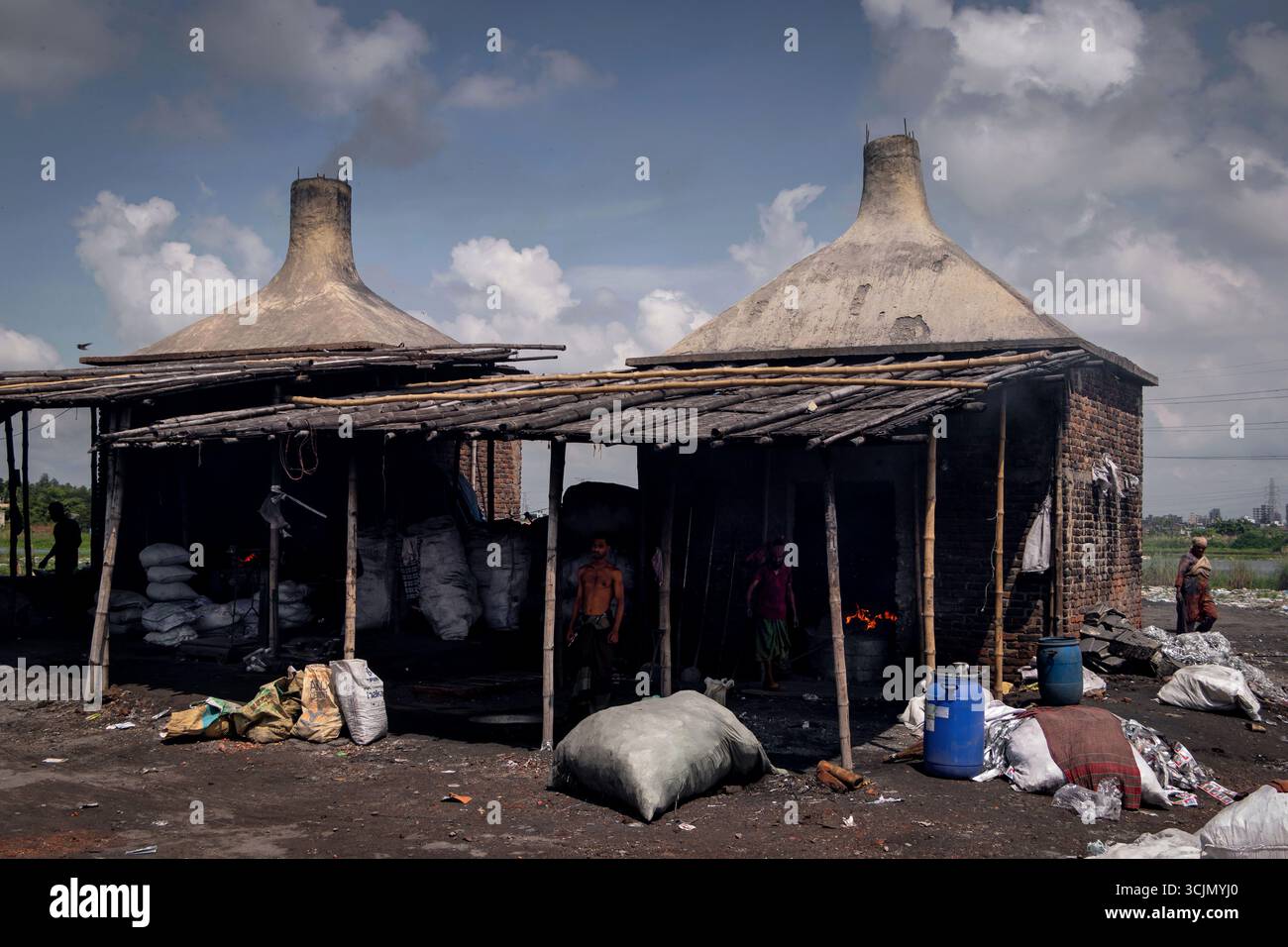 Dhaka, Dhaka, Bangladesch. September 2025. Am Stadtrand von Dhaka, Bangladesch, leiden informelle Recyclingarbeiter unter gefährlichen Bedingungen, um wiederverwendbare Materialien aus Aluminiumfolie zu extrahieren. Bei diesem Prozess werden Folien aus Industrie- und Hausmüllströmen in provisorischen Schornsteinen verbrannt. Diese Praxis bietet den Arbeitnehmern zwar einen Lebensunterhalt, stellt aber aufgrund giftiger Emissionen und fehlender Sicherheitsmaßnahmen erhebliche Risiken für die menschliche Gesundheit und die Umwelt dar. Die Arbeiter, oft ungeschützt, arbeiten in einer Umgebung, die mit giftigem Rauch beladen ist, eine deutliche Erinnerung an den bezahlten Preis b Stockfoto