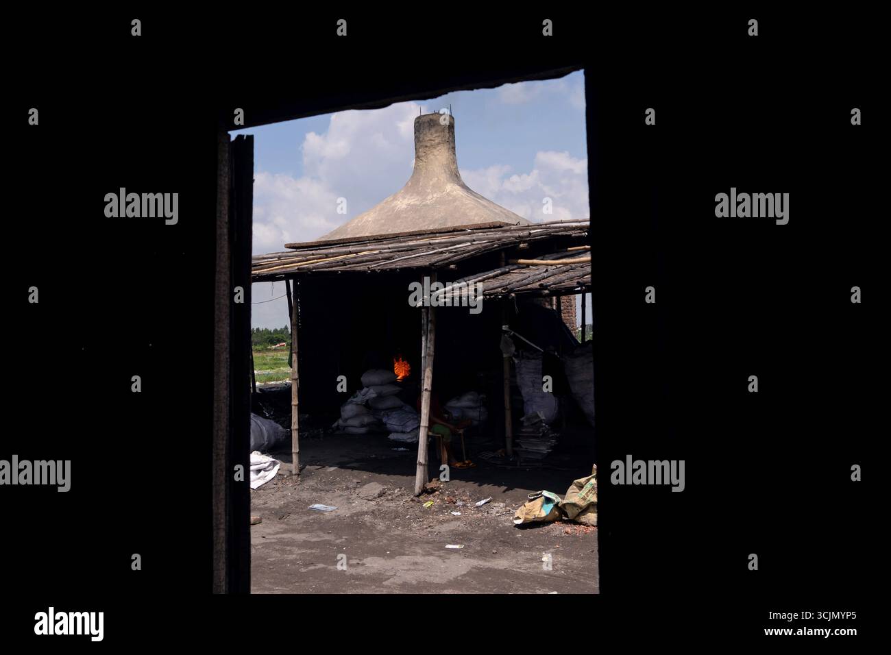 Dhaka, Dhaka, Bangladesch. September 2025. Am Stadtrand von Dhaka, Bangladesch, leiden informelle Recyclingarbeiter unter gefährlichen Bedingungen, um wiederverwendbare Materialien aus Aluminiumfolie zu extrahieren. Bei diesem Prozess werden Folien aus Industrie- und Hausmüllströmen in provisorischen Schornsteinen verbrannt. Diese Praxis bietet den Arbeitnehmern zwar einen Lebensunterhalt, stellt aber aufgrund giftiger Emissionen und fehlender Sicherheitsmaßnahmen erhebliche Risiken für die menschliche Gesundheit und die Umwelt dar. Die Arbeiter, oft ungeschützt, arbeiten in einer Umgebung, die mit giftigem Rauch beladen ist, eine deutliche Erinnerung an den bezahlten Preis b Stockfoto