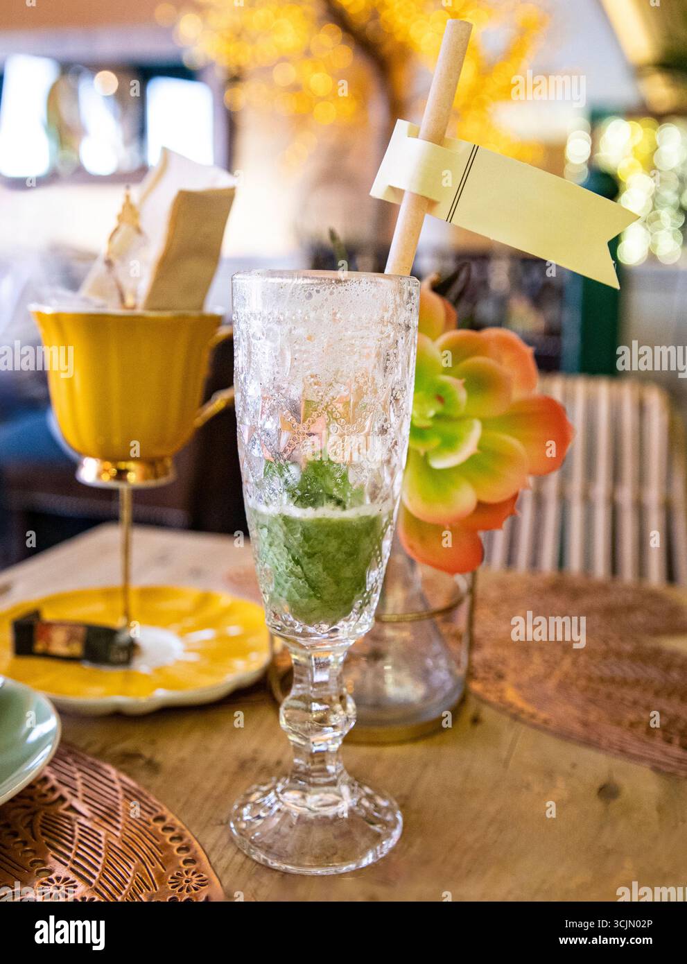 Ein Sommercocktail in einem Vintage-Glas Stockfoto