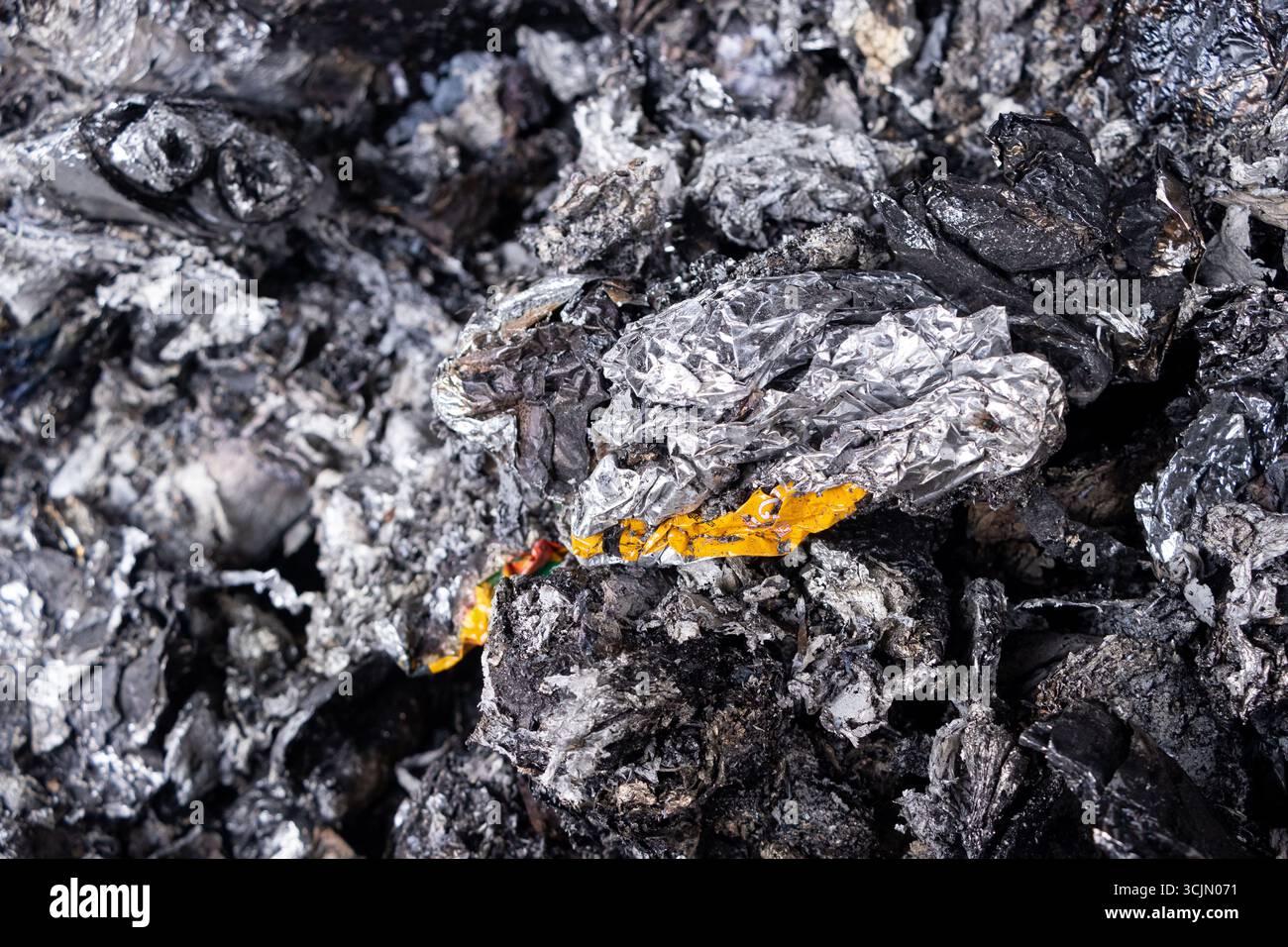 Dhaka, Dhaka, Bangladesch. September 2025. Am Stadtrand von Dhaka, Bangladesch, leiden informelle Recyclingarbeiter unter gefährlichen Bedingungen, um wiederverwendbare Materialien aus Aluminiumfolie zu extrahieren. Bei diesem Prozess werden Folien aus Industrie- und Hausmüllströmen in provisorischen Schornsteinen verbrannt. Diese Praxis bietet den Arbeitnehmern zwar einen Lebensunterhalt, stellt aber aufgrund giftiger Emissionen und fehlender Sicherheitsmaßnahmen erhebliche Risiken für die menschliche Gesundheit und die Umwelt dar. Die Arbeiter, oft ungeschützt, arbeiten in einer Umgebung, die mit giftigem Rauch beladen ist, eine deutliche Erinnerung an den bezahlten Preis b Stockfoto