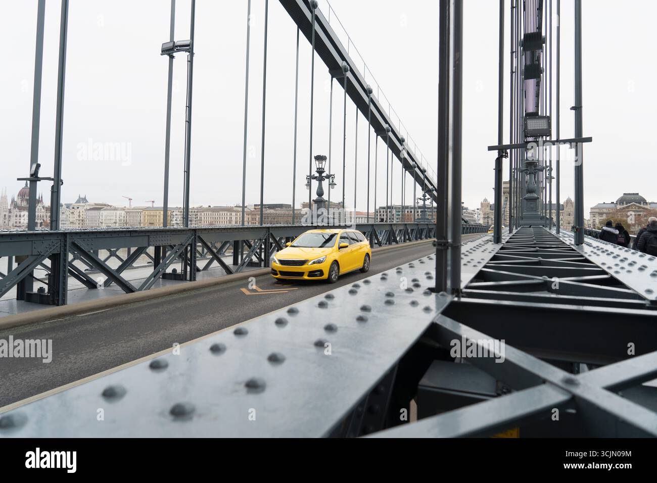 Auto überquert die Széchenyi-Brücke in Budapest Stockfoto