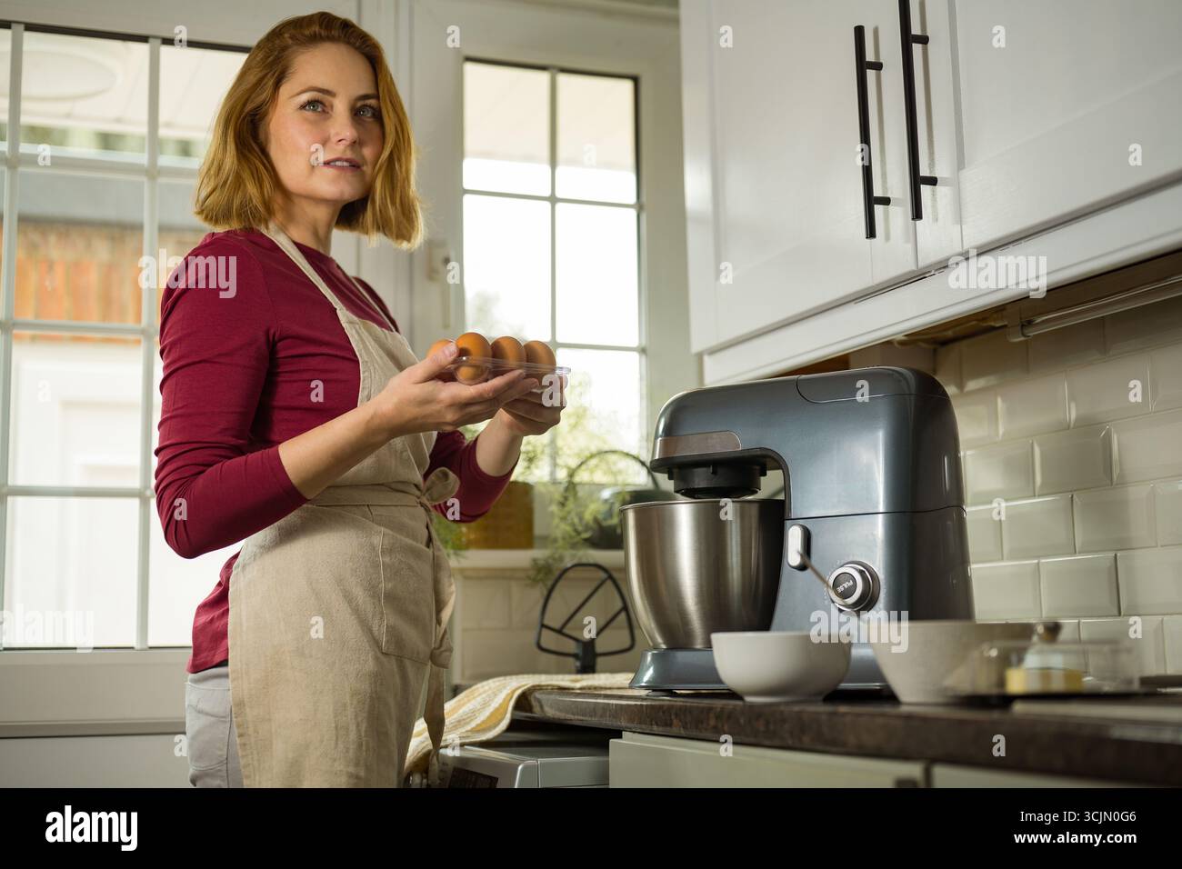 Millennials-Frau, die online Rezept sucht, zu Hause kocht Stockfoto