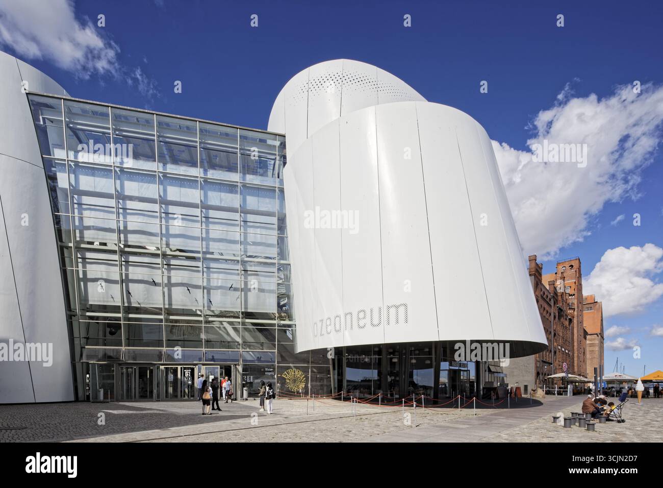 Eingang Ozeaneum, Hafenpromenade, Naturkundemuseum, Museum zeigt die Unterwasserwelt der kalten Meere, Eröffnung 12.07.2008, moderner Architekt Stockfoto
