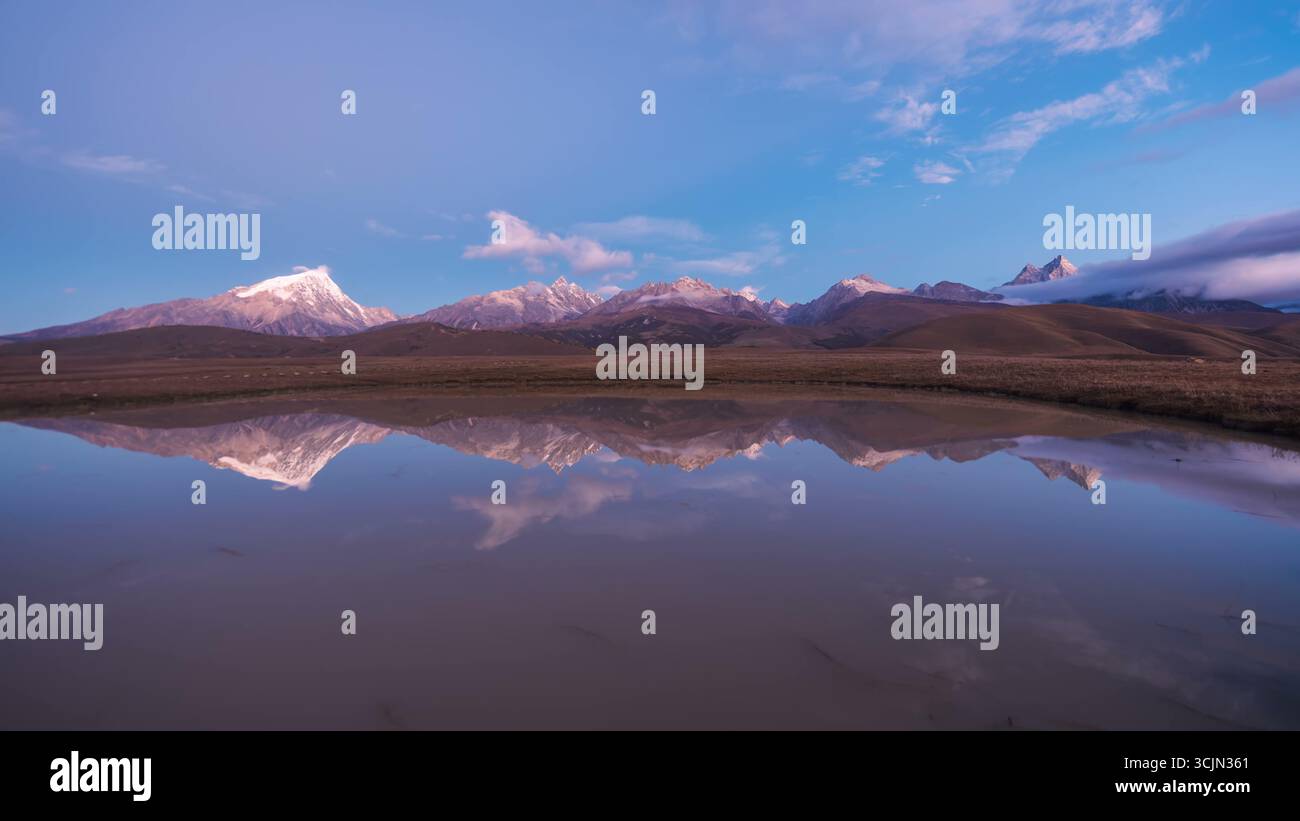 Bergreflexionen in einem stillen Gewässer in der Abenddämmerung Stockfoto