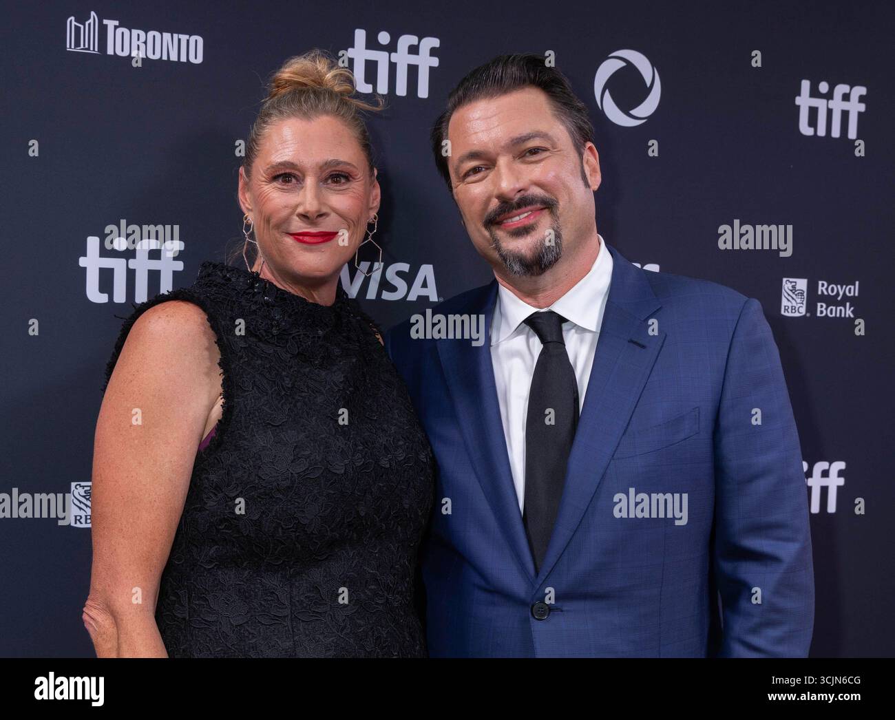 Toronto, Kanada. September 2025. Regisseur James Vanderbilt (R) und seine Frau Amber Freeman posieren für Fotos, als sie an der Weltpremiere des Films „Nürnberg“ während des 50. Toronto International Film Festivals am 7. September 2025 in Toronto, Kanada, teilnehmen. Am Sonntag fand hier die Uraufführung des Films 'Nürnberg' statt. Quelle: Zou Zheng/Xinhua/Alamy Live News Stockfoto