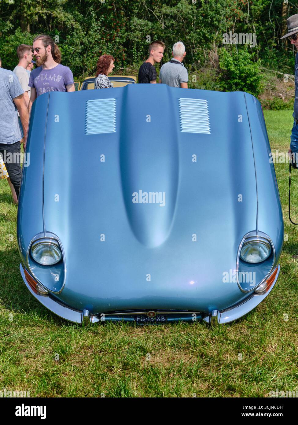 Ruinerwold, Niederlande; 17. August 2024: Der Jaguar E-Type mit aufgesetzter Motorhaube wird auf der Oldtimerdag Ruinerwold Oldtimerdag präsentiert. Stockfoto