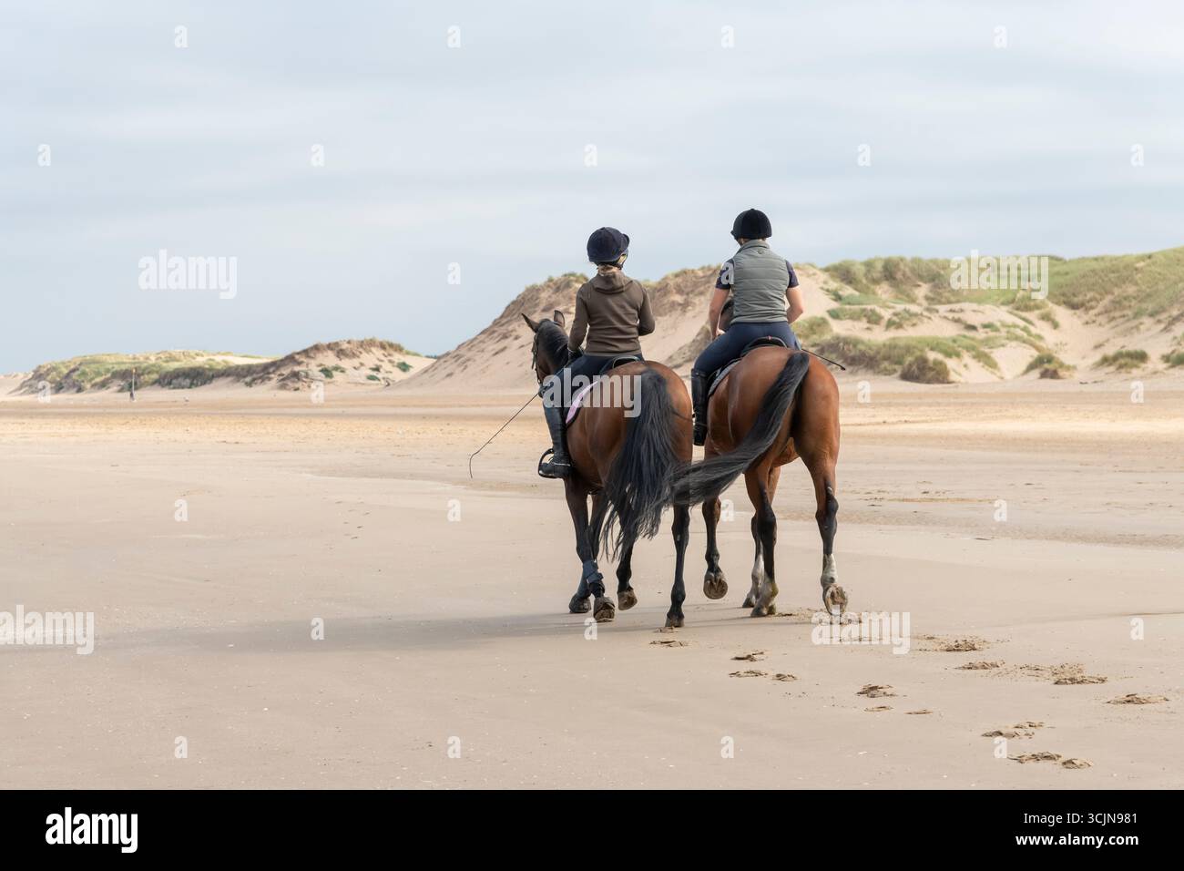 Zwei Reiterinnen am Strand von Formby Point, Merseyside, Nordwestengland Stockfoto