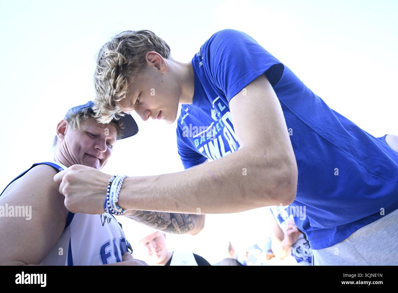 Riika, Riga, Lettland. September 2025. Miika Muurinen vom Team Finland trifft sich am 8. September 2025 mit Fans beim FIBA EuroBasket 2025 Turnier in Riga, Lettland. (Foto: HEIKKI SAUKKOMAA/LEHTIKUVA/SIPA USA) Credit: SIPA US/Alamy Live News Stockfoto