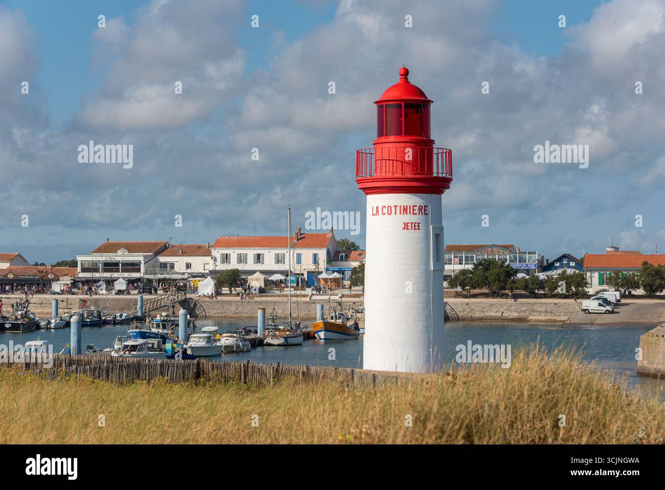 Wunderschöner rot-weißer Leuchtturm des Fischereihafens La Cotinière, ein französischer Leuchtturm auf der Insel Oléron. Stockfoto