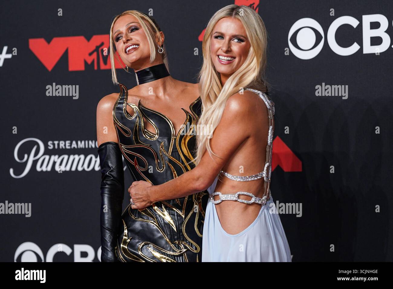 Elmont, Usa. September 2025. ELMONT, NASSAU COUNTY, NEW YORK, USA - 7. SEPTEMBER: Paris Hilton und Schwester Nicky Hilton Rothschild kommen am 7. September 2025 bei den MTV Video Music Awards an, die am 7. September 2025 in Elmont, Nassau County, New York, USA, stattfinden. (Foto: Jorge Estrellado/Image Press Agency) Credit: Image Press Agency/Alamy Live News Stockfoto