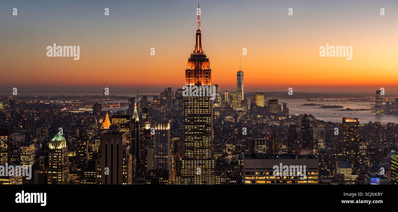 New York City erhebt sich über die Skyline von Midtown und Lower Manhattan mit Wolkenkratzern, Empire State Building und World Trade Center Stockfoto