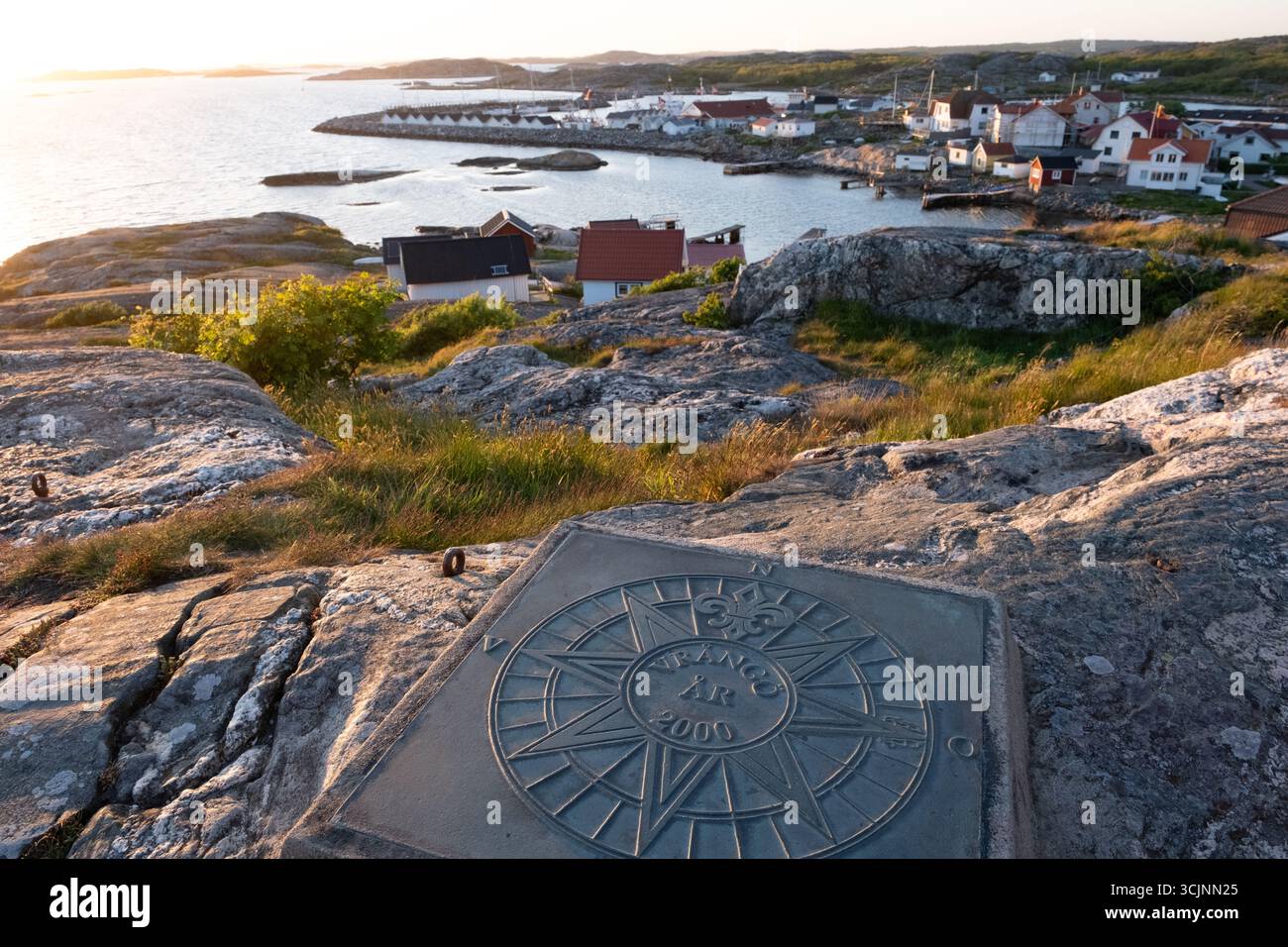 Blick auf Hafen und Hafen vom Pilothaus auf der Insel Vrangö im Göteborger Archipel, Schweden Stockfoto