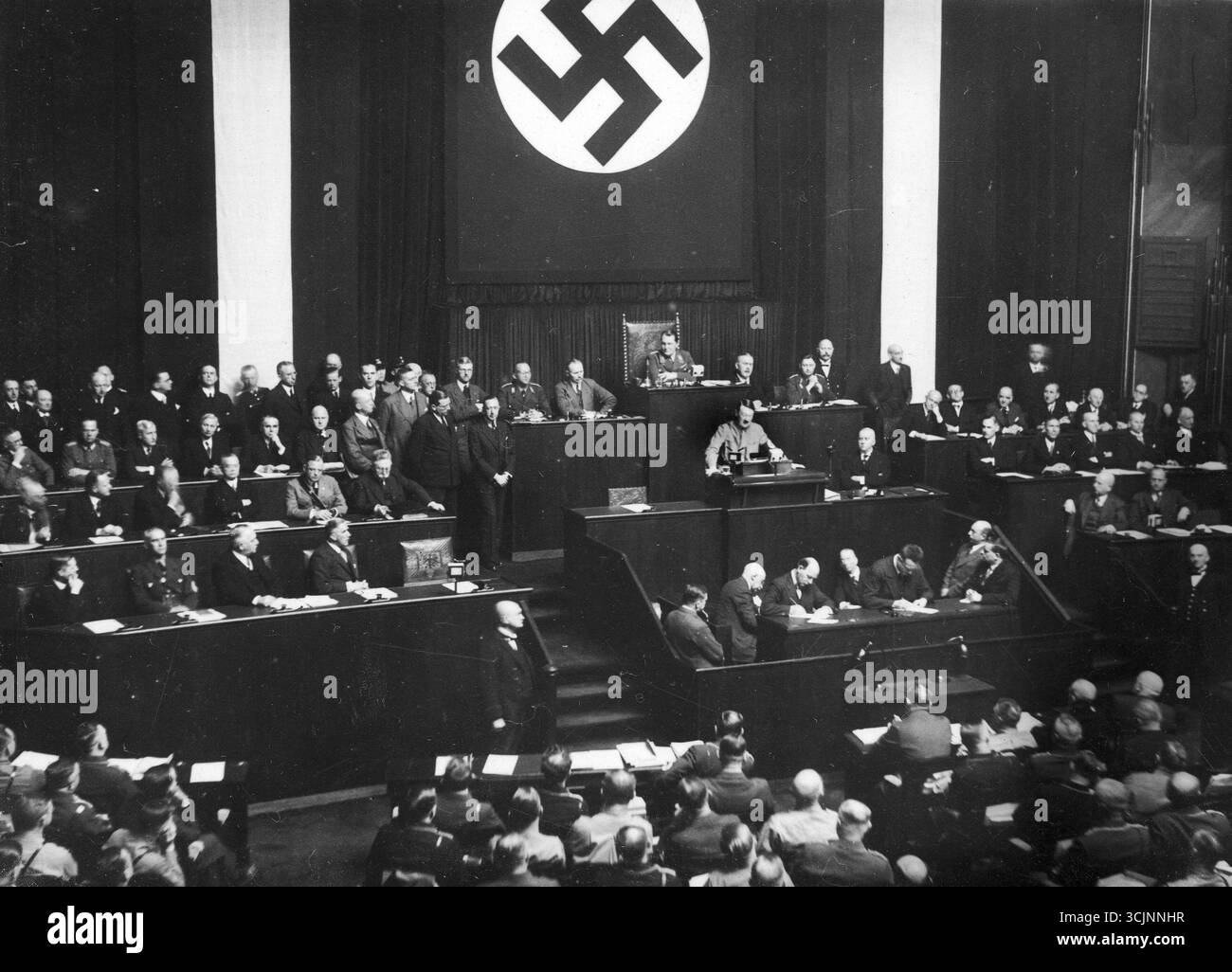 Ein Teil des Versammlungssaals. Reichskanzler Adolf Hitler spricht. 1933jpg Stockfoto