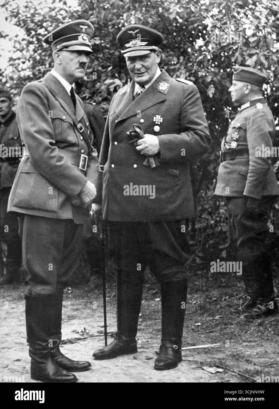 Adolf Hitler (links) im Gespräch mit Hermann Goring (rechts) in Oksywie. Ära des Zweiten Weltkriegs Stockfoto