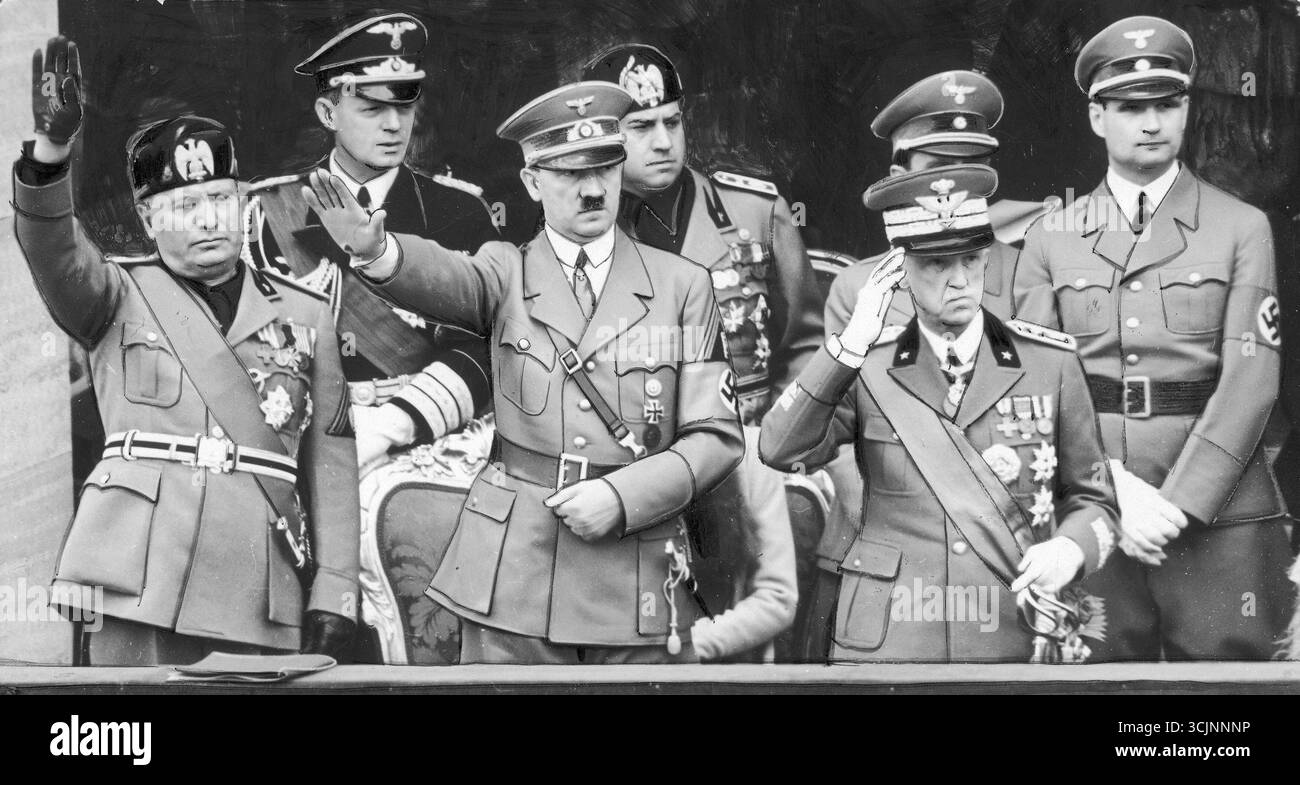 Militärbericht vom 6. Mai 1938 in Anwesenheit von Benito Mussolini, Adolf Hitler und Vittorio Emanuele III. Von Savoyen in der Via dei Trionfi - altes Pressefoto, retuschiert für Zeitung Stockfoto