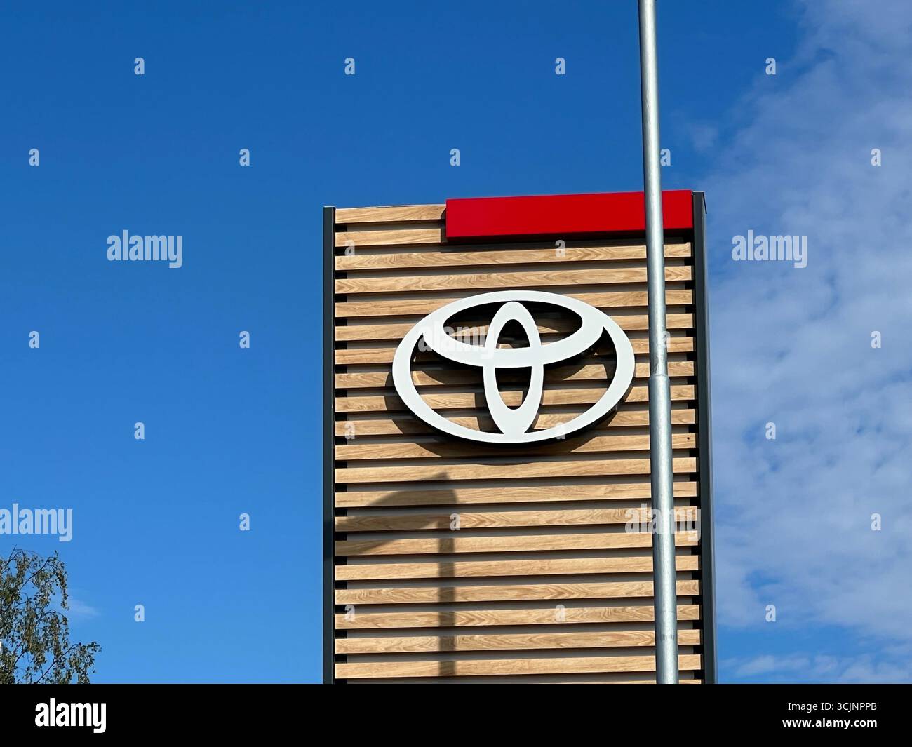 Skellefteå, Schweden - 31. August 2025. Toyota Händlerlogo. Toyota ist ein japanischer multinationaler Automobilhersteller. Stockfoto