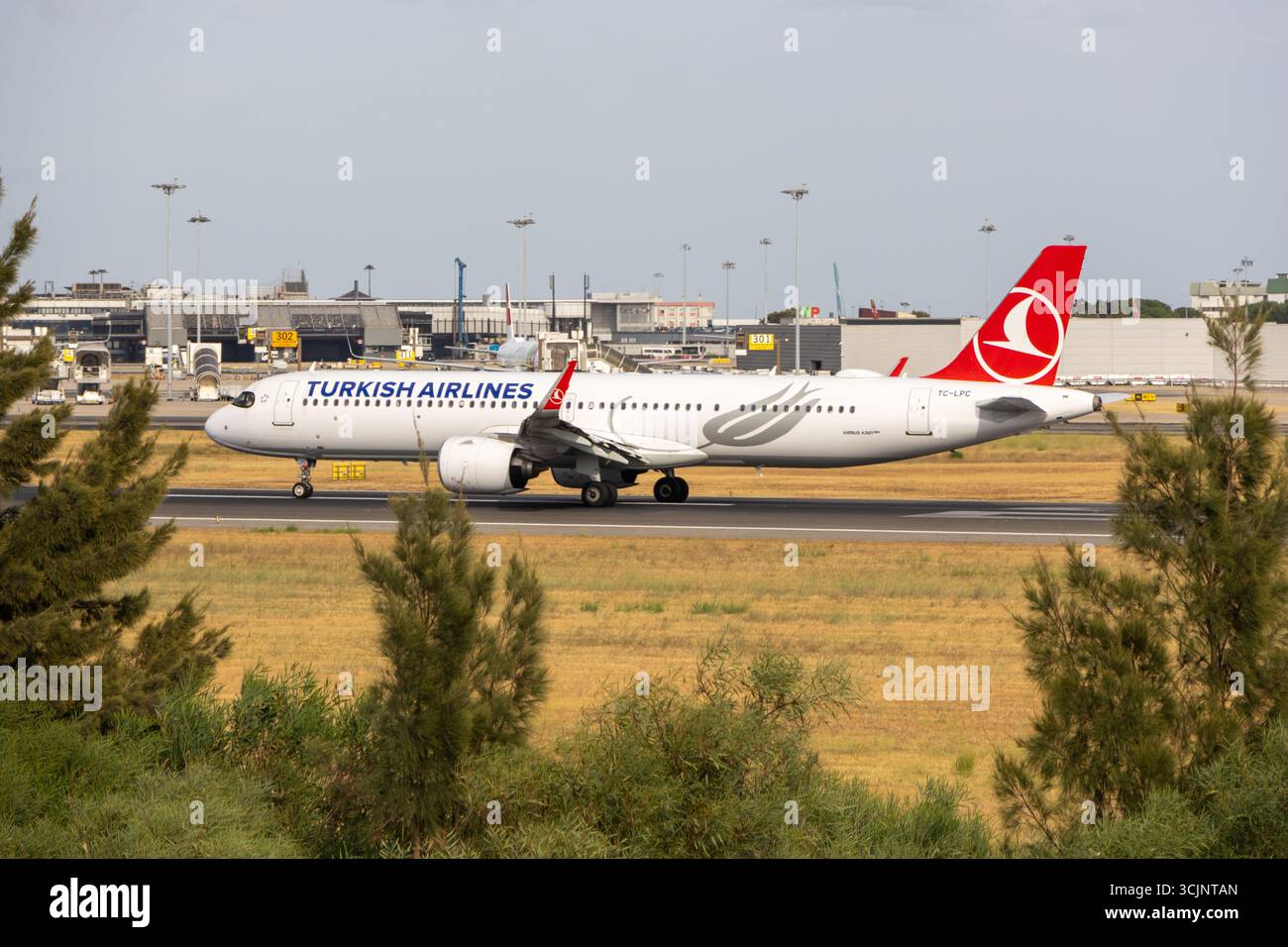 Türkische Fluggesellschaften airbus a321 271nx auf der Start- und Landebahn, Vorbereitung auf den Start oder nach der Landung Stockfoto