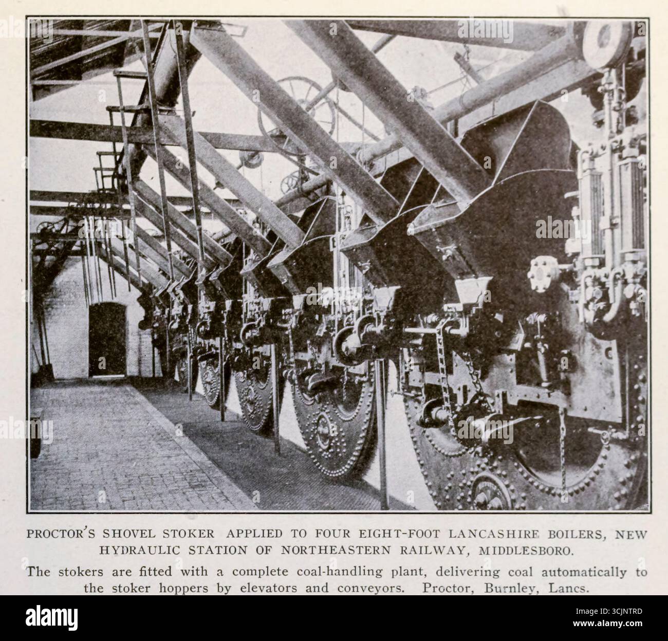 PROCTORS SCHAUFEL STOKER WURDE AN VIER 8 FUSS LANCASHIRE KESSELN ANGEWENDET, NEUE HYDRAULISCHE STATION DER NORDOSTBAHN, MIDDLESBORO. Die Stoker sind mit einer kompletten Kohleförderanlage ausgestattet, die die Kohle automatisch über Aufzüge und Förderer zu den Stokerbehältern fördert. Proctor, Burnley, Lanes. Vom Artikel MECHANISCHE HILFSEINRICHTUNGEN ZUR WIRTSCHAFT DER FIREROM. Von Reginald Pelham Bolton. Vom Engineering Magazine gewidmet dem Industrial Progress Band XXVI Oktober 1903 bis März 1904 The Engineering Magazine Co Stockfoto