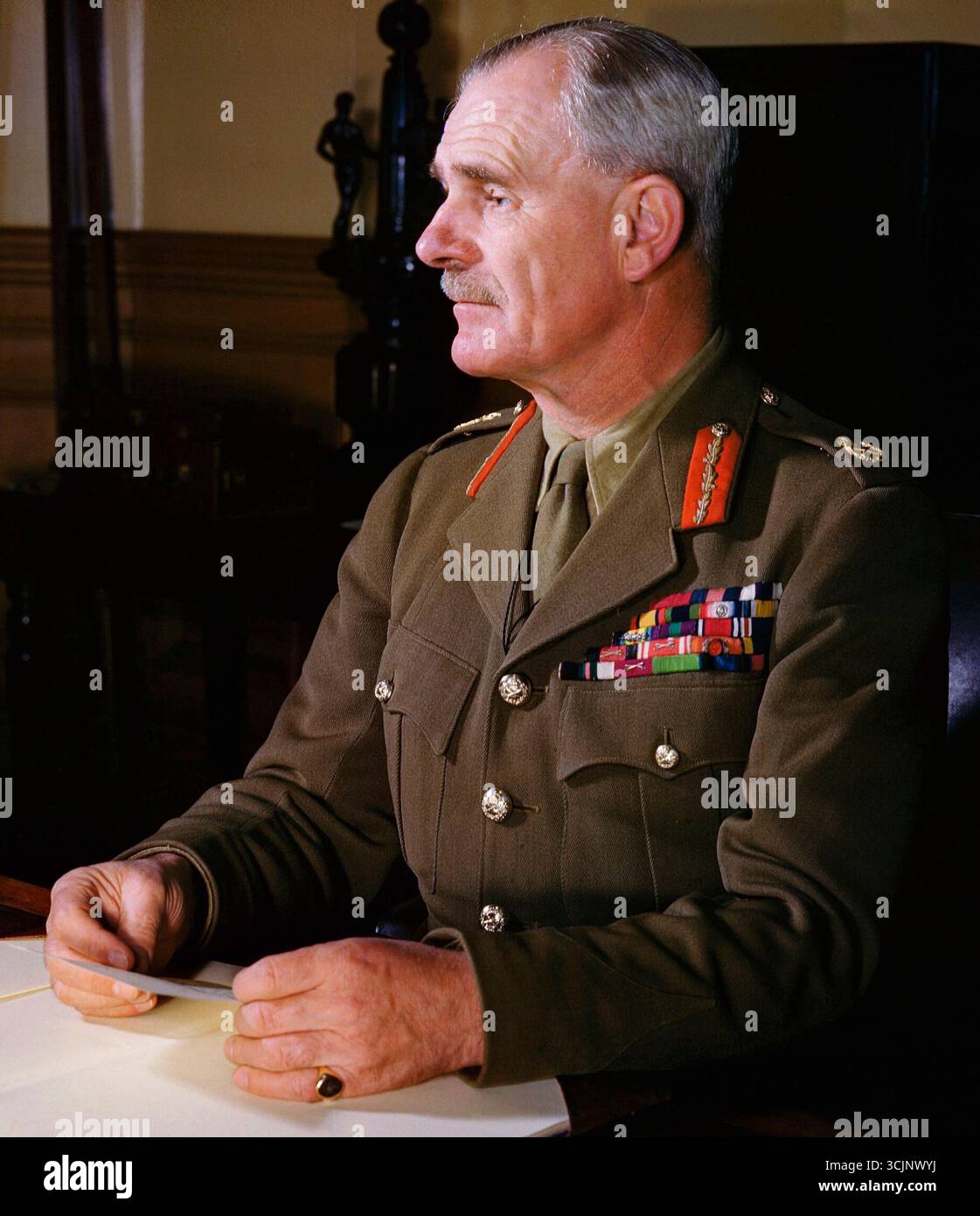 NEW DELHI, INDIEN - 1943 - Porträt des Feldmarschalls Sir Archibald Wavell, 1. Earl Wavell ( 1883-1950 ) an seinem Schreibtisch - wahrscheinlich genommen Delhi, Indien - wh Stockfoto