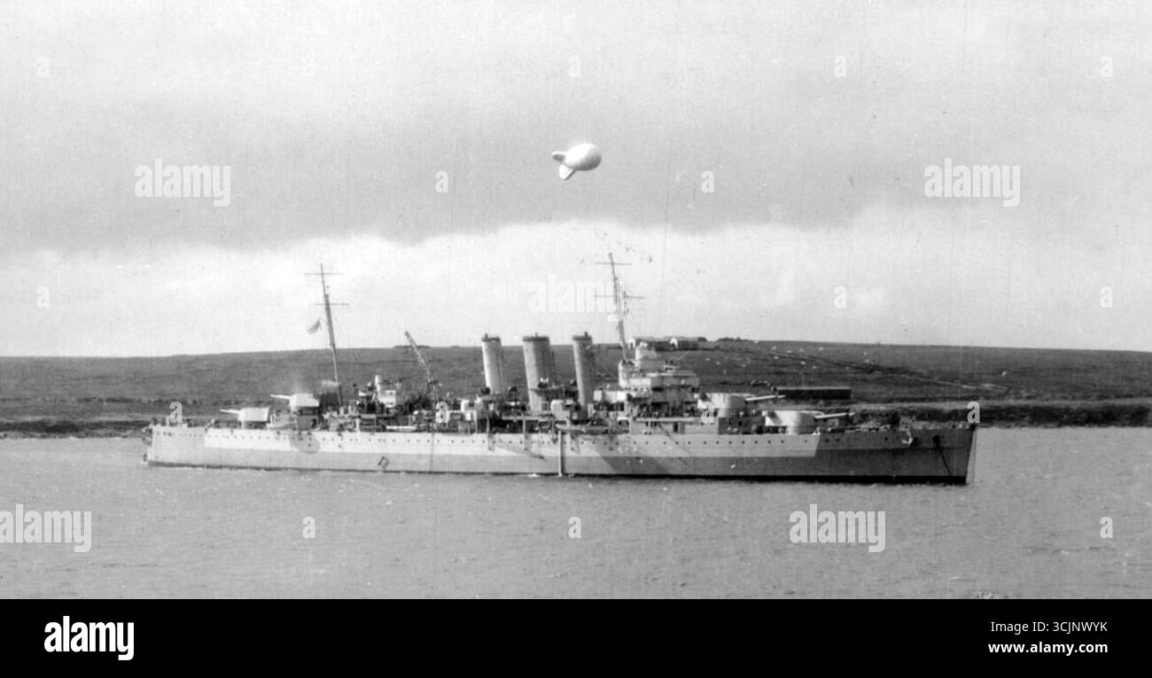 SCAPA FLOW, ORKNEY ISLANDS, SCHOTTLAND, Großbritannien - August 1941 - der britische Royal Navy County-Class Heavy Cruiser HMS Dorsetshire vor Anker bei Scapa Flow in Stockfoto
