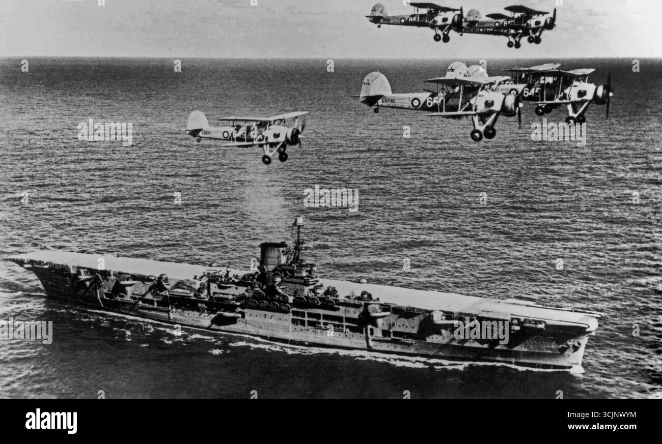 NORDATLANTIK – um 1939 – der britische Flugzeugträger HMS Ark Royal auf See mit einem Geschwader aus ihren Torpedobombern der Fairy Swordfish Stockfoto