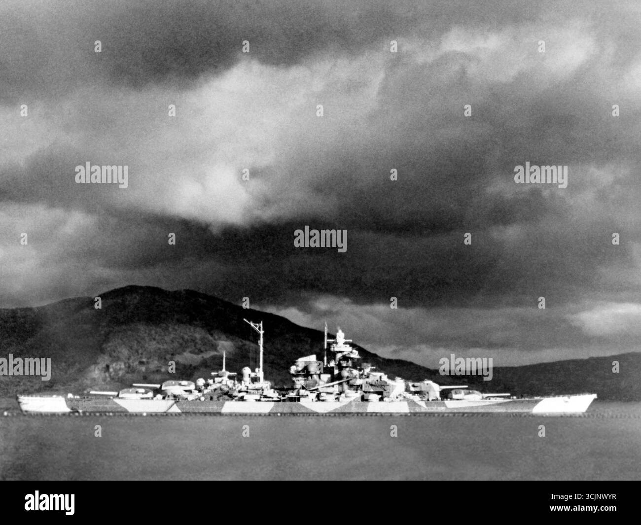 NARVIK, NORWEGEN – um 1943 ankerte das deutsche Kriegsmarine-Schlachtschiff Tirpitz in der Bogen Bay bei Narvik, Norwegen während des Zweiten Weltkriegs Stockfoto