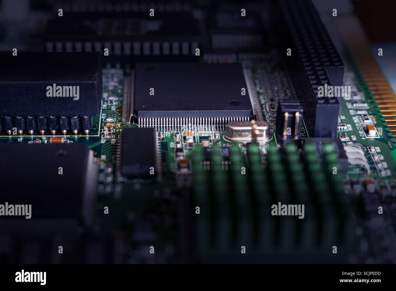 Detaillierte Untersuchung einer Leiterplatte, die Mikrochips und Anschlüsse hervorhebt, die für Ai- und Krypto-Innovationen unerlässlich sind. Stockfoto