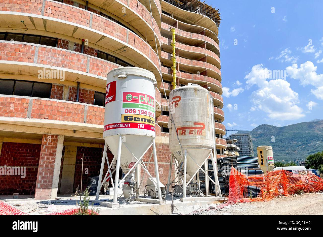 Bar, Montenegro, 2. August 2025, Baustelle eines mehrstöckigen Wohngebäudes Stockfoto