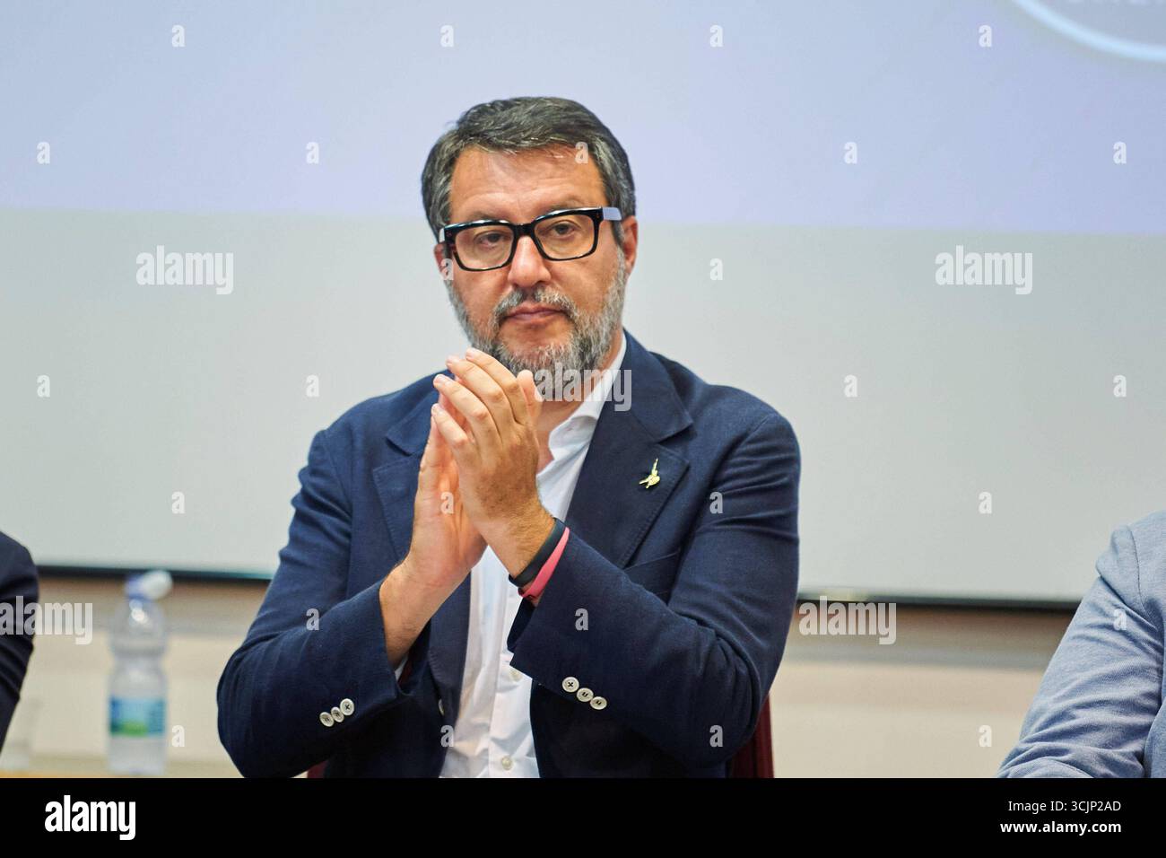 Nachrichten - Matteo Salvini eröffnet die Lega-Wahlkampagne in Kalabrien für die Regionalwahlen mit Roberto Occhiuto e Claudio Durigon Matteo Salvini eröffnet die Legas-Wahlkampagne in Kalabrien für die Regionalwahlen. Während Matteo Salvini den Wahlkampf der Lega in Kalabrien für die Regionalwahlen mit Roberto Occhiuto e Claudio Durigon, News in Catanzaro, Italien, 08. September 2025 Catanzaro Parco biodiversita mediterranea Michele Traversa Italien Copyright: XAntonioxMoniacix/xLiveMediax LPN_2014765 Stockfoto