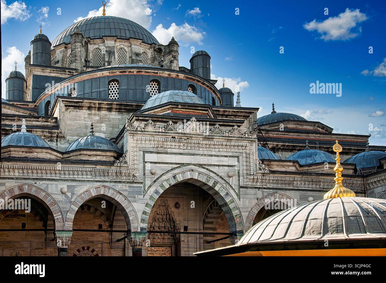 Ein Bild der beyazit camii Moschee in Istanbul vom Innenhof bei Sonnenuntergang. Stockfoto