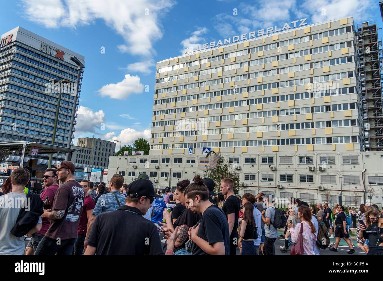 Zug der Liebe 2025, Techno Parade vom Mauerpark Prenzlauer Berg bis Oranienstrasse in Kreuzberg. Politische Demo mit elektronischer Musik für Mitgefüh Stockfoto