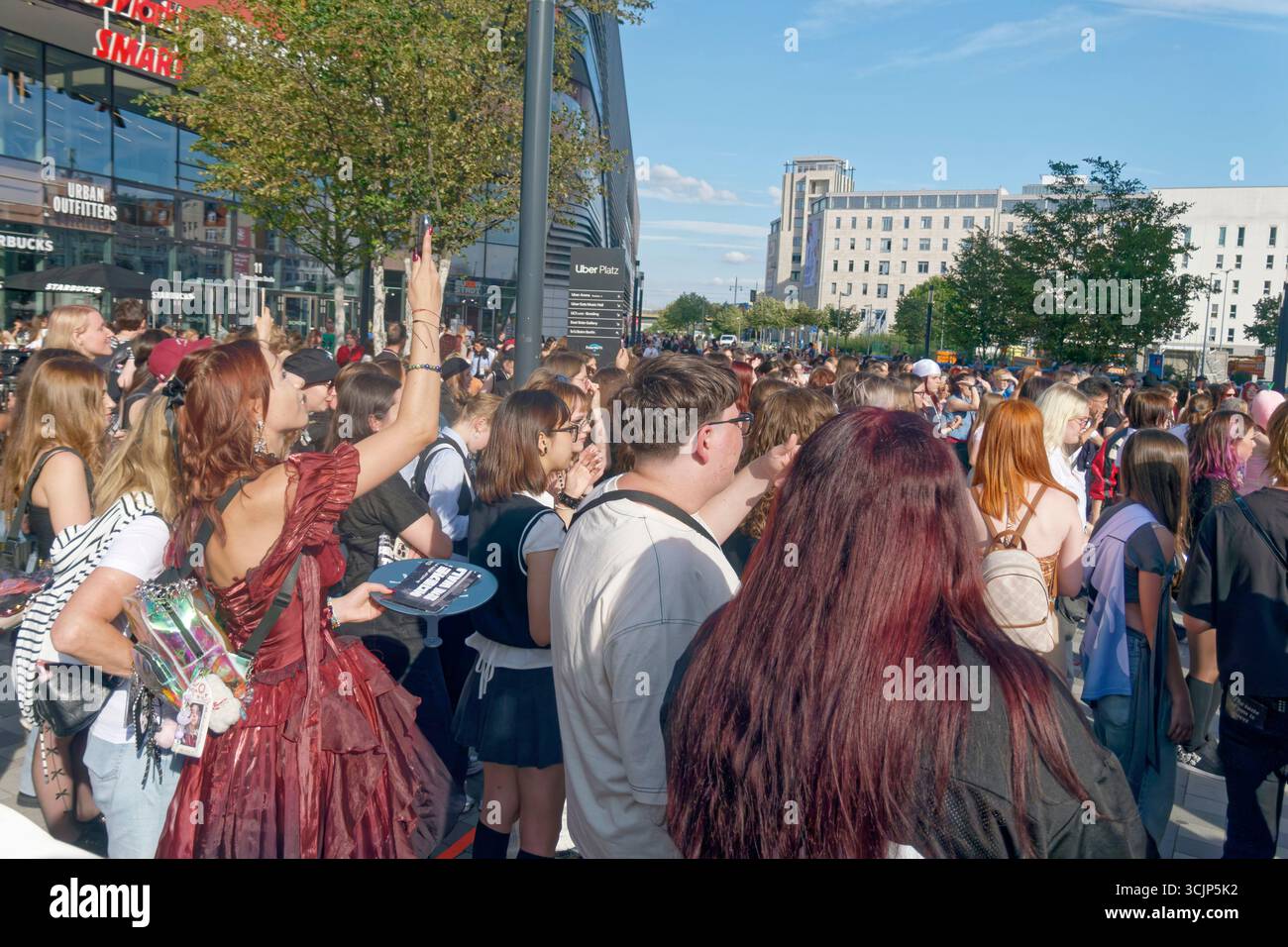 K-Pop Fans vor dem Konzert von Boygroup ENHYPEN in der Uber-Arena .Walk the Line' World Tour. Berlin-Friedrichshain Stockfoto