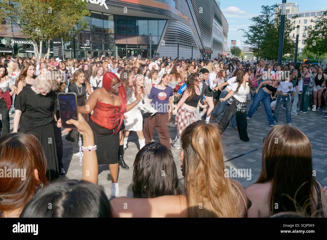 K-Pop Fans vor dem Konzert von Boygroup ENHYPEN in der Uber-Arena .Walk the Line' World Tour. Berlin-Friedrichshain Stockfoto