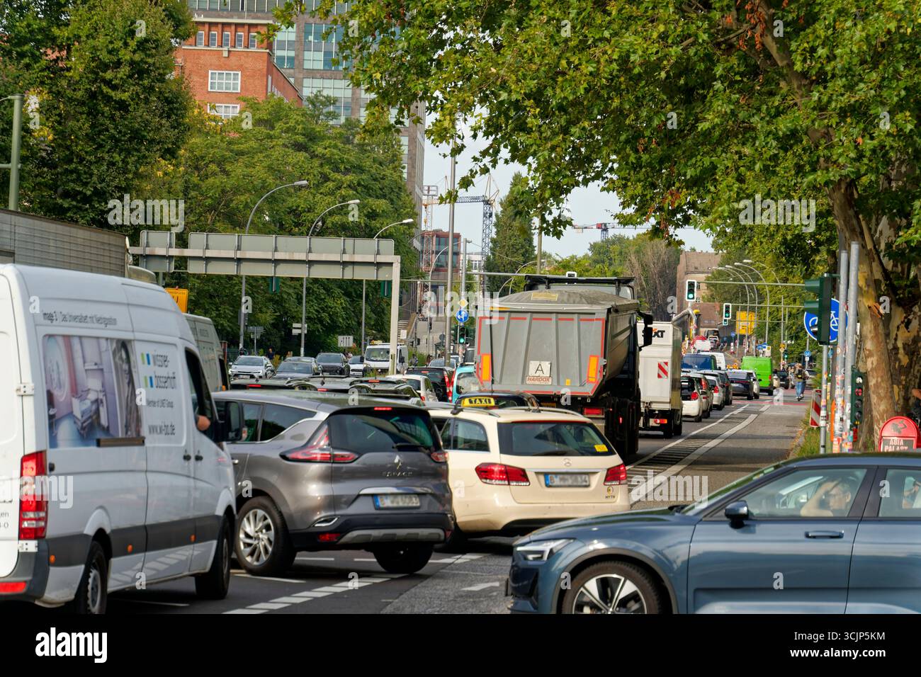 Stau vor der Elsenbrücke nach Eröffnung des neuen Autoabschnittes der A100 Richtung Treptow, Verkehr, Aktuelles, Autobahn, BAB, Verkehrschaos, Überlas Stockfoto